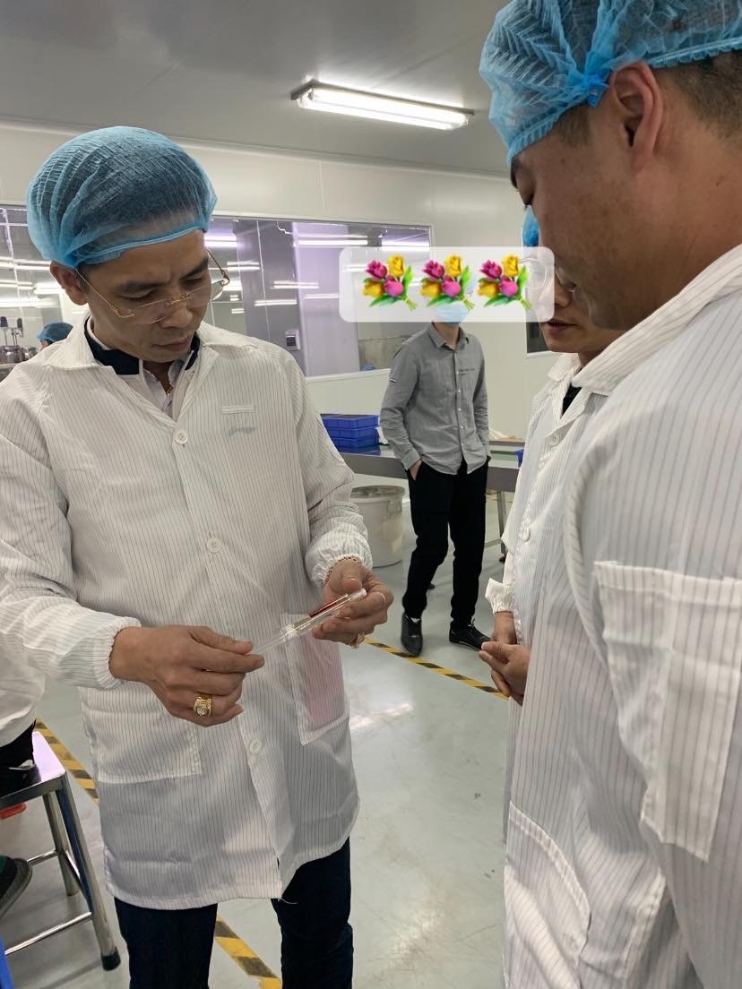 Ông Cấn Tất Lâm đang nghiên cứu sản phẩm mới