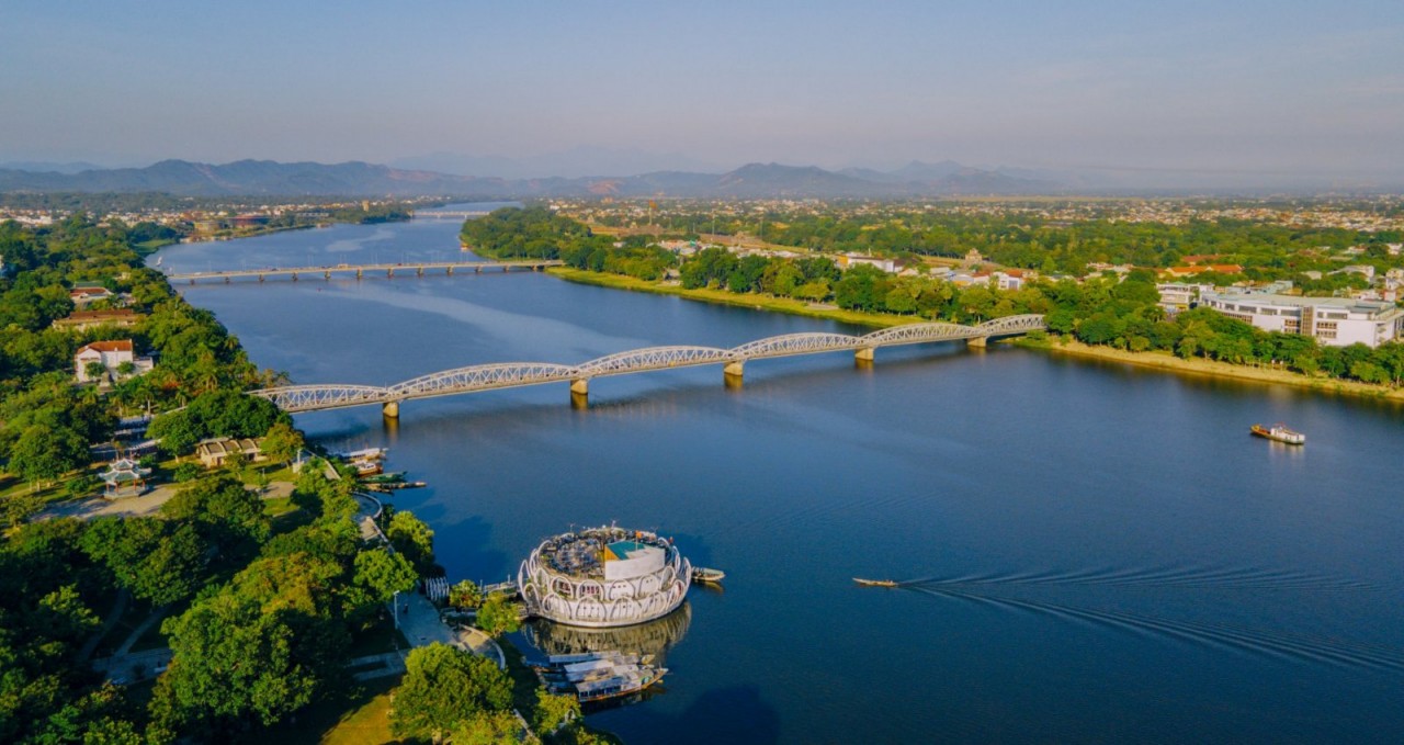 Sông Hương và Cầu Trường Tiền (Ảnh-Lê Đình Hoàng)