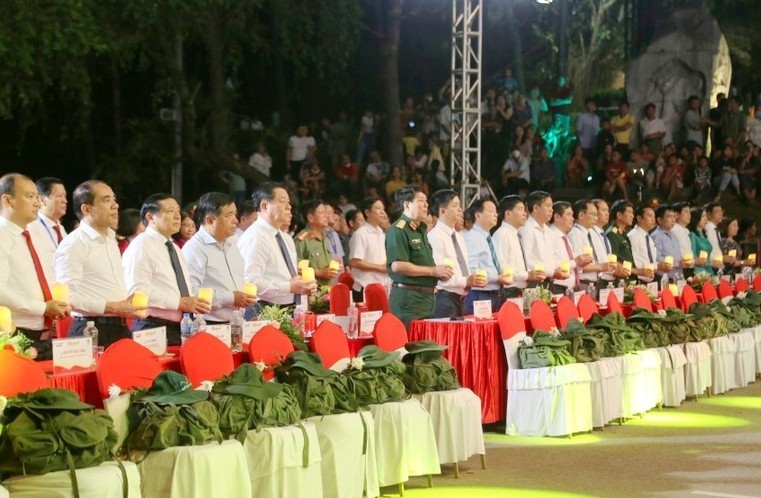 Xúc động hình ảnh tái hiện hành trang người lính Cụ Hồ gồm chiếc ba lô đơn sơ, chiếc mũ tai bèo được đặt trang trọng trên hàng ghế trước hàng ghế của đại biểuày thương binh liệt sĩ