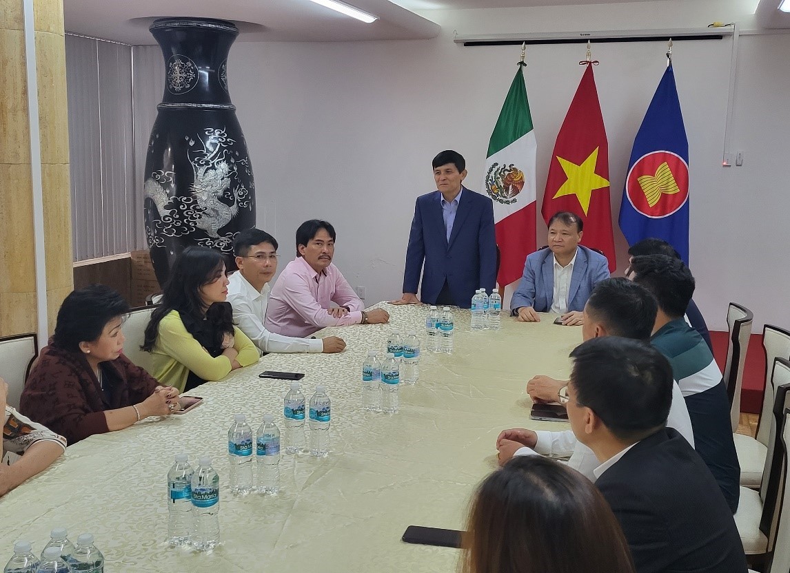 Ông Nguyễn Hùng Dũng làm việc với Đại sứ quán Việt Nam tại Mexico