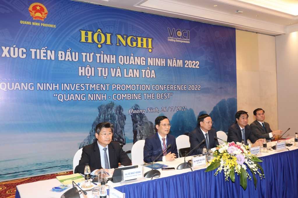 Các đồng chí lãnh đạo tỉnh Quảng Ninh, VCCI và Cục Đầu tư nước ngoài, Bộ KH&ĐT, chủ trì hội nghị.