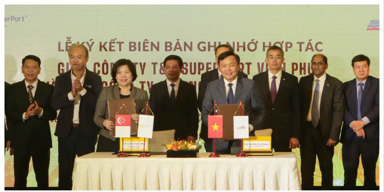 Đại diện lãnh đạo Công ty T&Y SuperPort Vĩnh Phúc ký biên bản ghi nhớ hợp tác với Vietnam Airlines và Tổng Công ty đường sắt Việt Nam