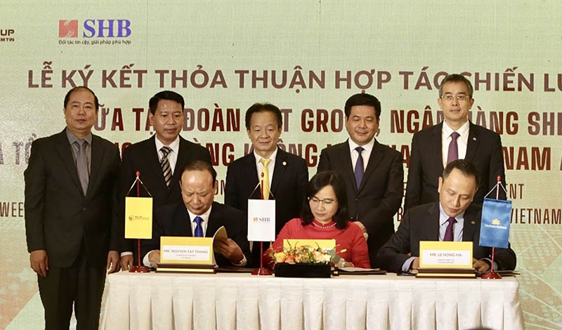 : Đại diện lãnh đạo Tập đoàn T&T Group, Ngân hàng SHB và Vietnam Airlines ký thỏa thuận hợp tác chiến lược.