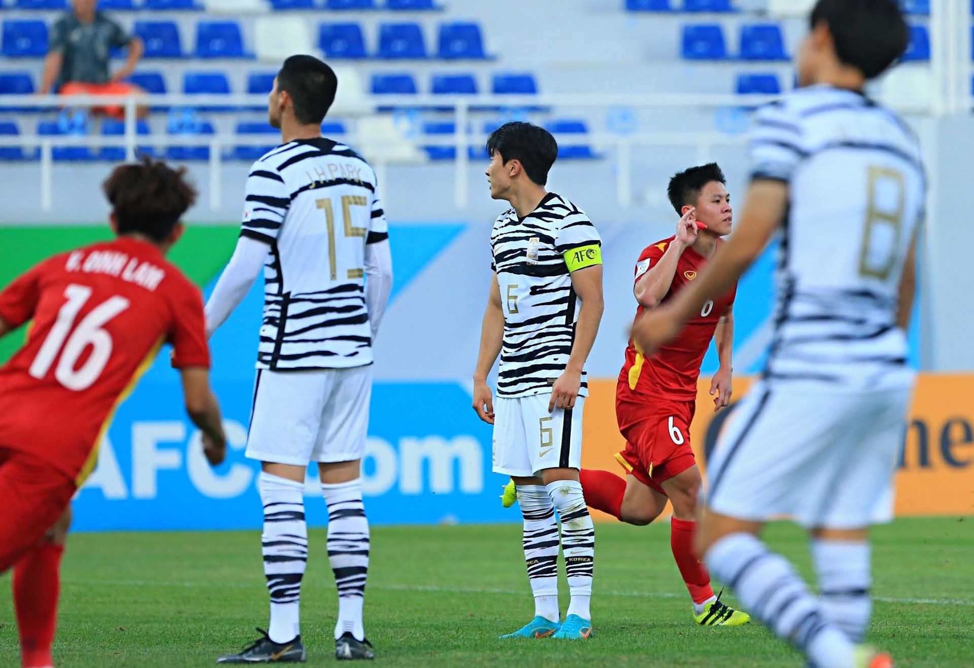 Vũ Tiến Long - ngôi sao sáng của U23 Việt Nam - vừa được CLB Hà Nội cho Công An Nhân Dân mượn. Vũ Tiến Long - ngôi sao sáng của U23 Việt Nam - vừa được CLB Hà Nội cho Công An Nhân Dân mượn.