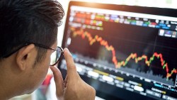 Thị trường chứng khoán Việt Nam tăng 12%, khối ngoại bán ròng kỷ lục, phiên cuối năm 'đỏ rực'