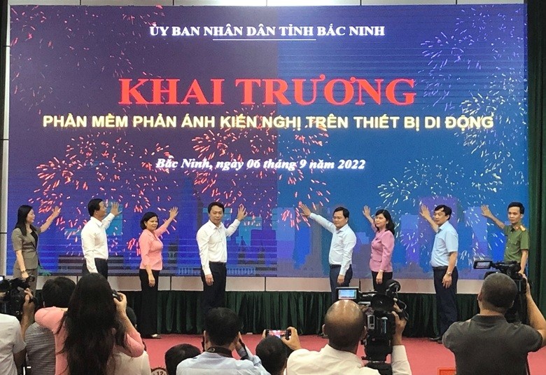 Nghi thức Khai trương phần mềm phản ánh kiến nghị trên thiết di động tại tỉnh Bắc Ninh. (Nguồn ĐCS)