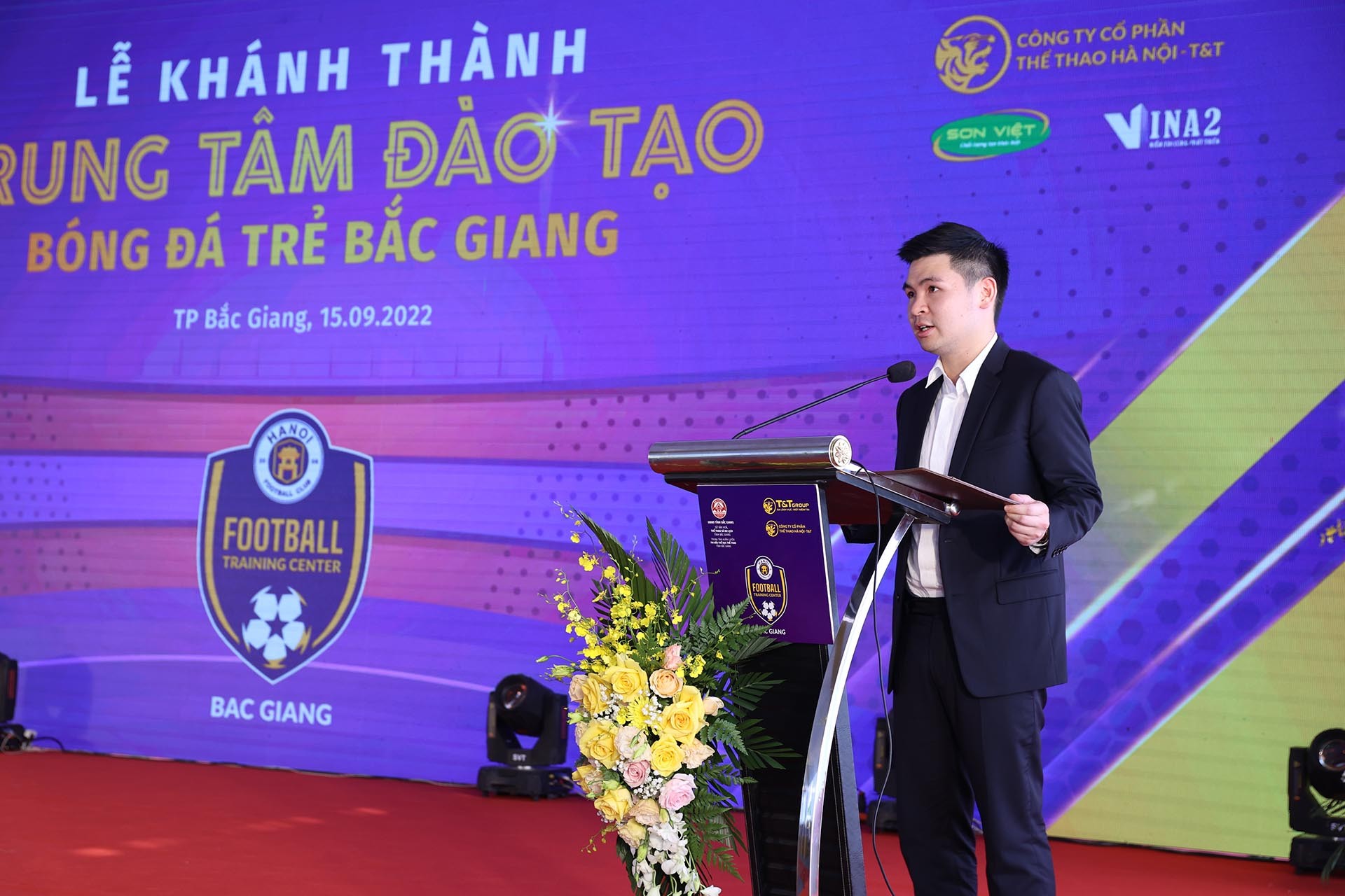 : Ông Đỗ Vinh Quang - Phó Chủ tịch HĐQT, Phó Tổng Giám đốc Tập đoàn T&T Group, Chủ tịch CLB bóng đá Hà Nội - phát biểu tại lễ khánh thành Trung tâm Đào tạo bóng đá trẻ Bắc Giang. 