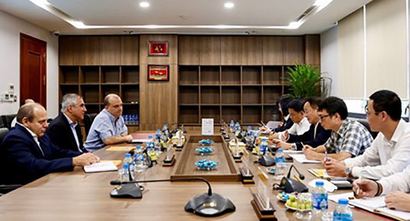 Ông Nguyễn Ngọc Nghị, Phó Tổng Giám đốc Tập đoàn T&T Group (bên trái) và ông Eduardo Martínez Díaz, Chủ tịch Tập đoàn BioCubaFarma trao biên bản ghi nhớ hợp tác