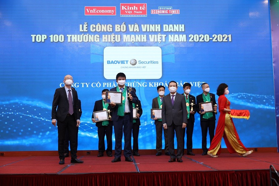 Tổng giám đốc Nhữ Đình Hòa nhận giải thưởng Thương hiệu mạnh Việt Nam 2020-2021.(Nguồn: BVSV)
