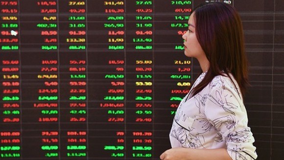 thanh khoan thi truong chung khoan an tuong vnindex vuot moc moi mot ma tang het bien do