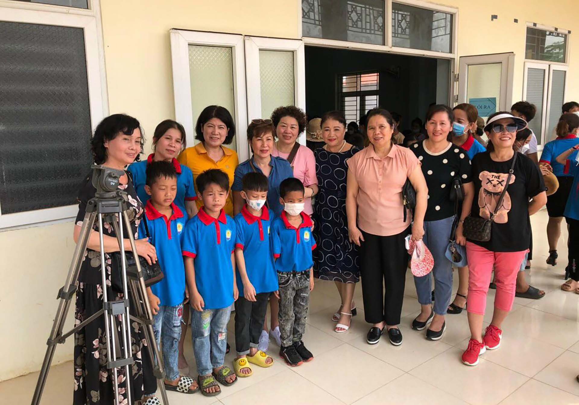 Cùng với Hội nữ doanh nghiệp nhỏ và vừa thành phố Hà Nội, bà Dương Thị Hà đã nhiều lần đi đến nhiều tỉnh, thành trong cả nước để giúp đỡ, trao tặng quà ủng hộ, giúp đỡ những hoàn cảnh khó khăn.