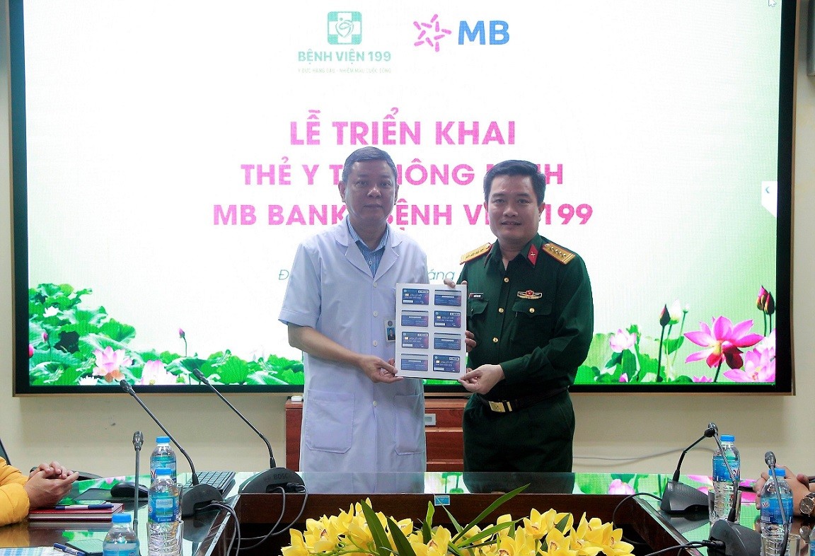 Đại tá Nguyễn Văn Đông – Giám đốc MB Đà Nẵng và Đại tá – TS. Quách Hữu Trung – Giám đốc Bệnh viện 199 tại buổi lễ