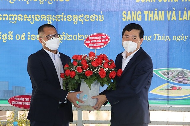 Chủ tịch UBND tỉnh Đồng Tháp Phạm Thiện Nghĩa tặng hoa chúc mừng ông Chia Somethy - Tỉnh trưởng tỉnh Prey Veng nhân kỷ niệm 68 năm ngày Quốc khánh Vương quốc Campuchia