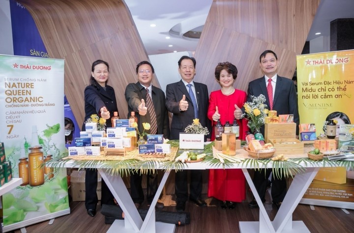 Bà Nguyễn Thị Hương Liên, Phó TGĐ Sao Thái Dương chụp ảnh cùng các đại biểu tại gian hàng trưng bày của Sao Thái Dương.