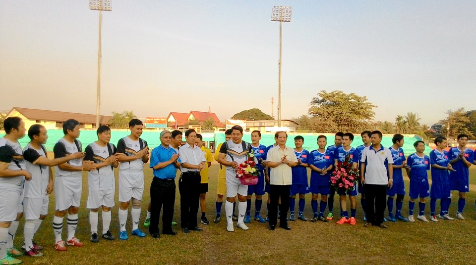 dai su quan viet nam tai lao to chuc giao luu huu nghi