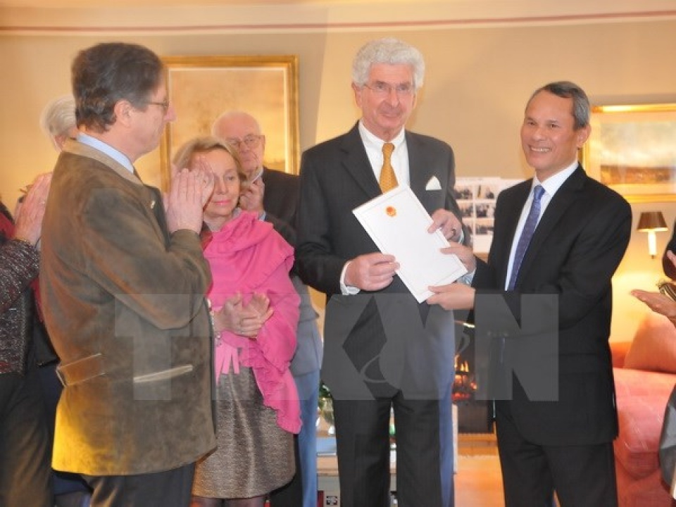 Ông De Grand Ry tiếp tục đảm nhiệm Lãnh sự danh dự Việt Nam tại Bỉ tin nhap 20170114141835