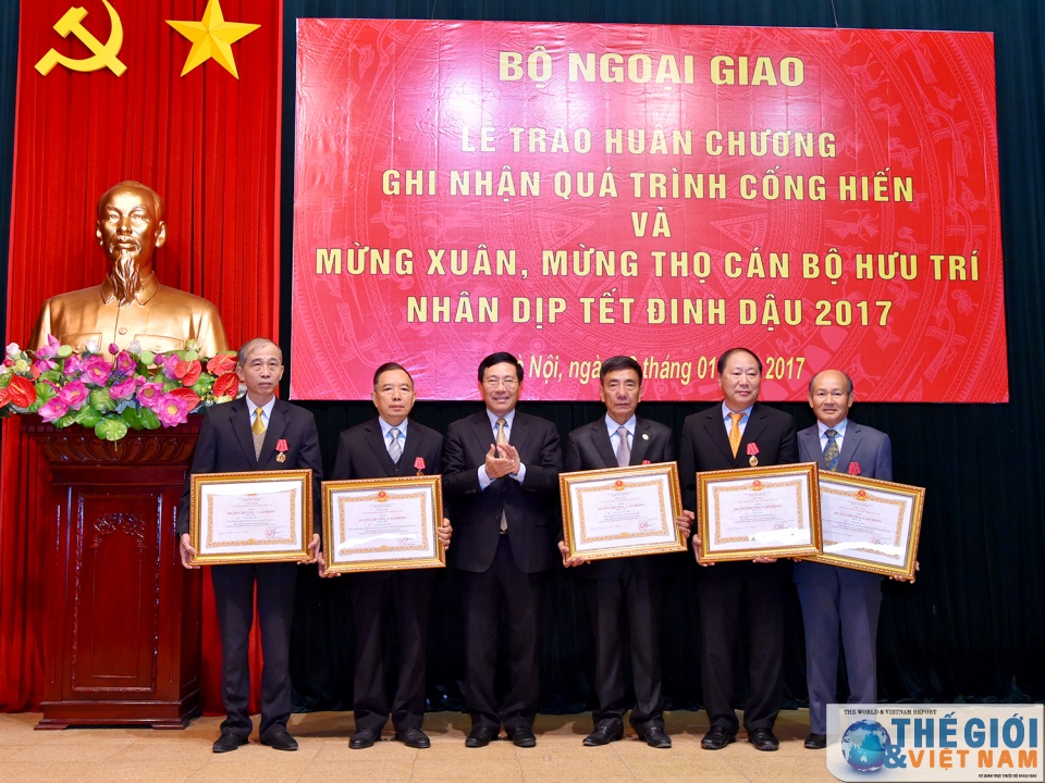 pho thu tuong pham binh minh chuc tet can bo huu tri ngoai giao