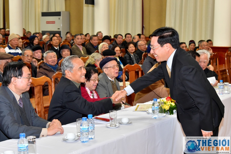 pho thu tuong pham binh minh chuc tet can bo huu tri ngoai giao