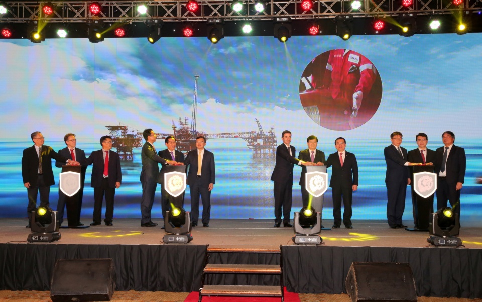 Dòng khí đầu tiên từ mỏ Sư Tử Trắng dong khi dau tien tu mo su tu trang