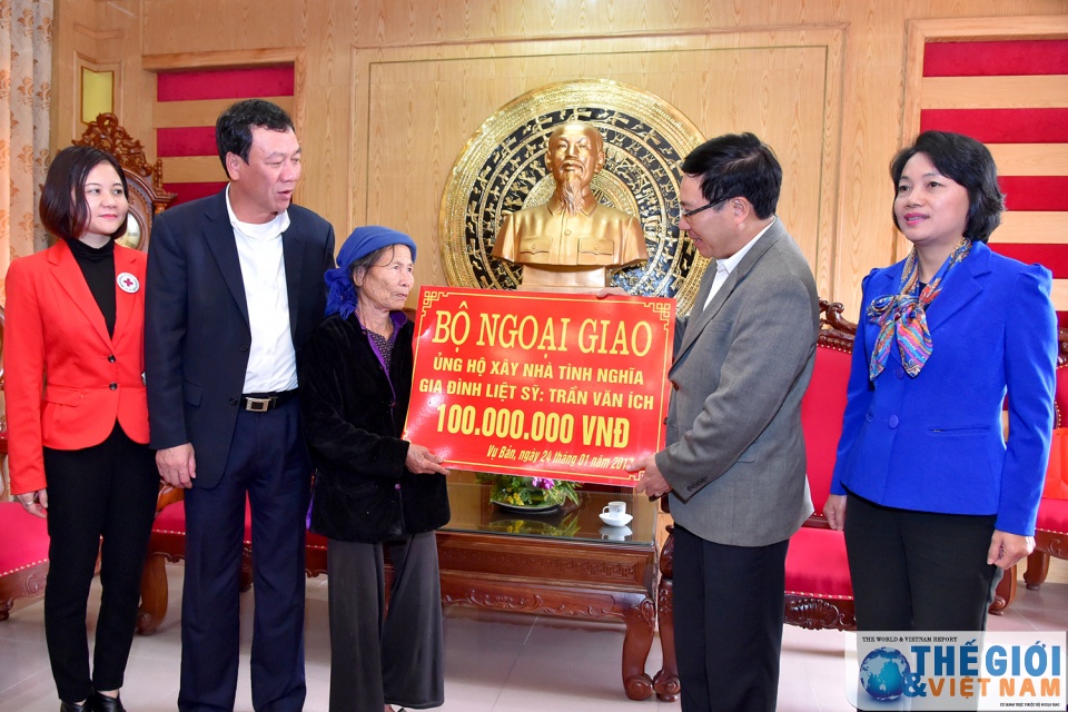 Phó Thủ tướng Phạm Bình Minh thăm các gia đình chính sách tại Nam Định pho thu tuong pham binh minh tham cac gia dinh chinh sach tai nam dinh