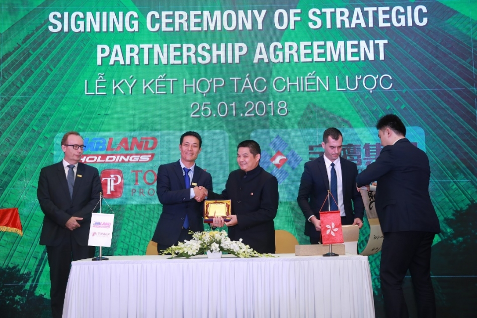 mbland holdings dot pha cung doi tac toan cau