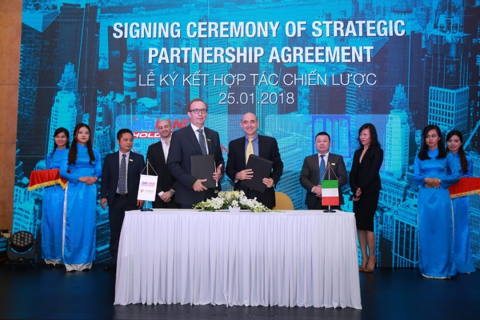 mbland holdings dot pha cung doi tac toan cau