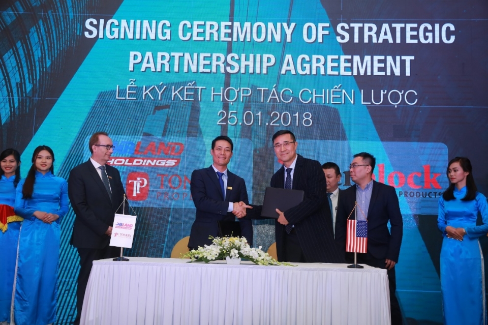 mbland holdings dot pha cung doi tac toan cau