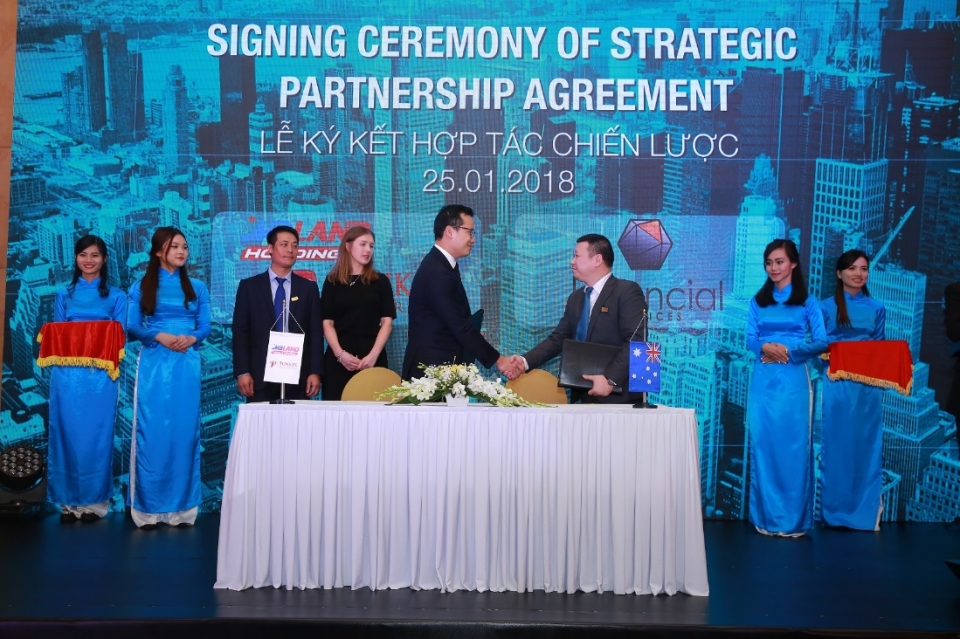 mbland holdings dot pha cung doi tac toan cau