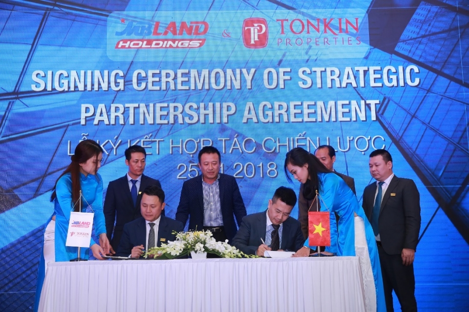 mbland holdings dot pha cung doi tac toan cau