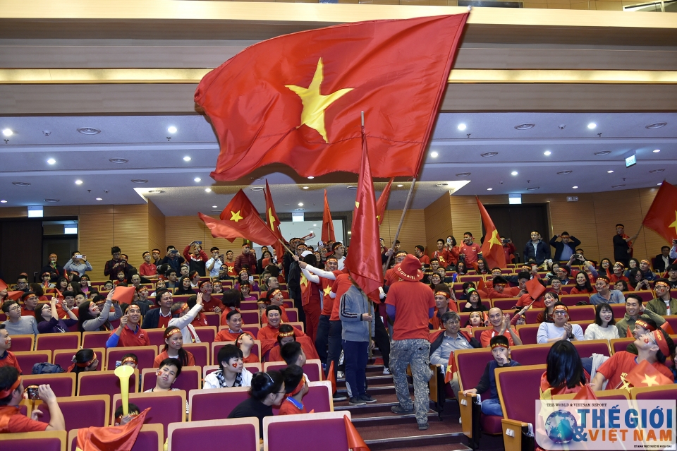 diem nong fanzone tru so bo ngoai giao o my dinh co vu u23 viet nam