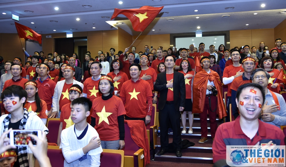 diem nong fanzone tru so bo ngoai giao o my dinh co vu u23 viet nam