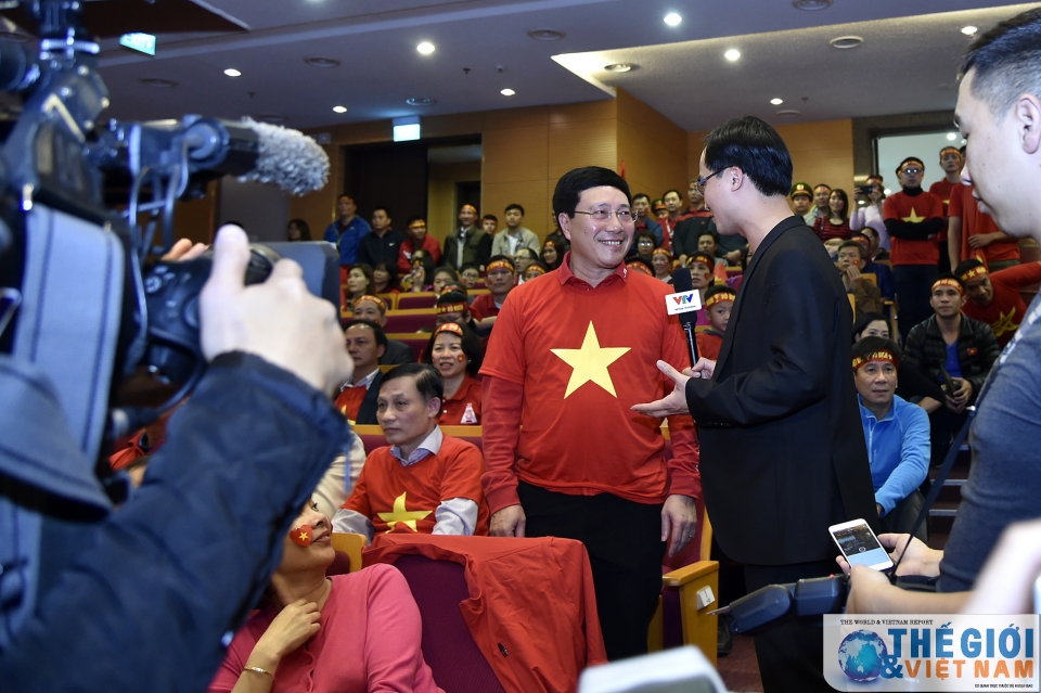 diem nong fanzone tru so bo ngoai giao o my dinh co vu u23 viet nam