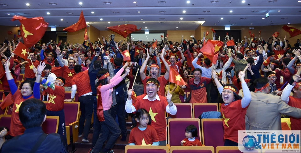 diem nong fanzone tru so bo ngoai giao o my dinh co vu u23 viet nam