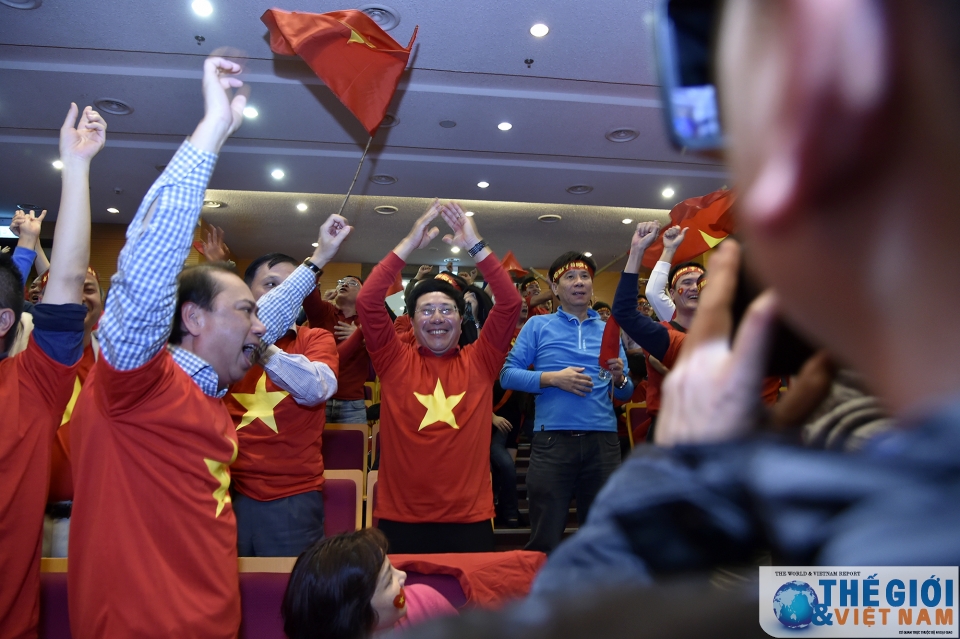 diem nong fanzone tru so bo ngoai giao o my dinh co vu u23 viet nam