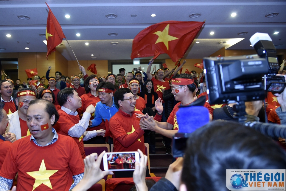 diem nong fanzone tru so bo ngoai giao o my dinh co vu u23 viet nam