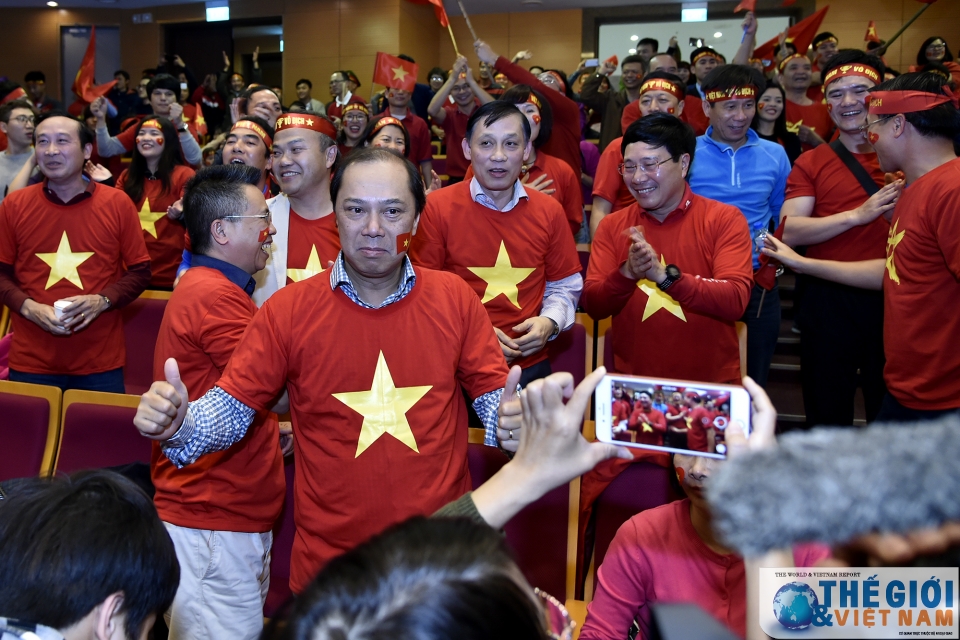 diem nong fanzone tru so bo ngoai giao o my dinh co vu u23 viet nam