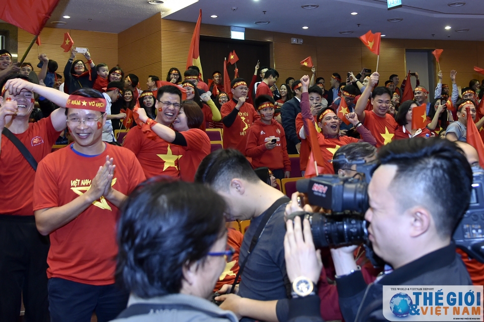 diem nong fanzone tru so bo ngoai giao o my dinh co vu u23 viet nam