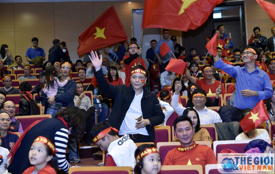 diem nong fanzone tru so bo ngoai giao o my dinh co vu u23 viet nam