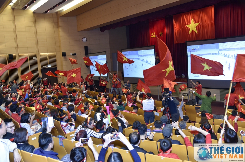 diem nong fanzone tru so bo ngoai giao o my dinh co vu u23 viet nam