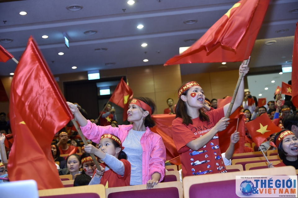 diem nong fanzone tru so bo ngoai giao o my dinh co vu u23 viet nam