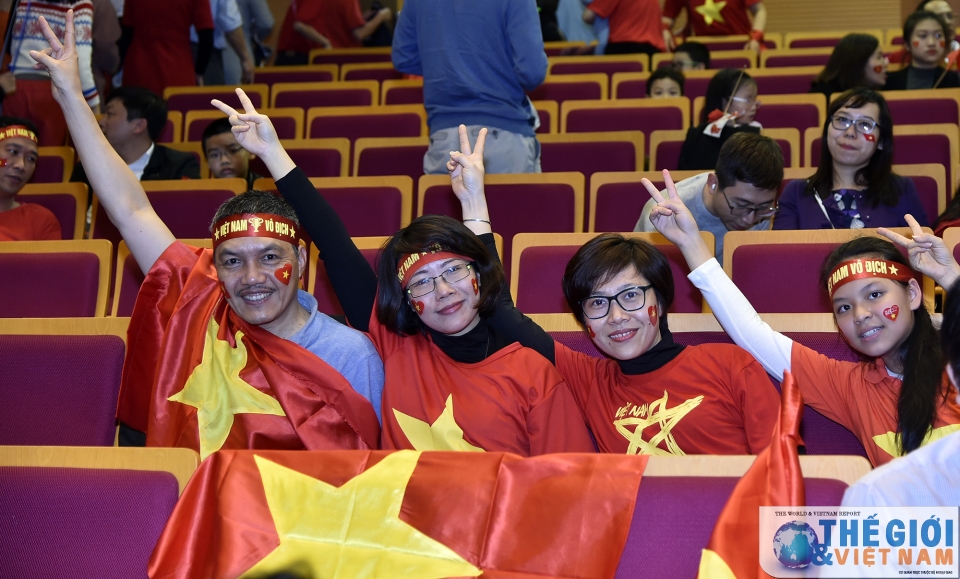 diem nong fanzone tru so bo ngoai giao o my dinh co vu u23 viet nam