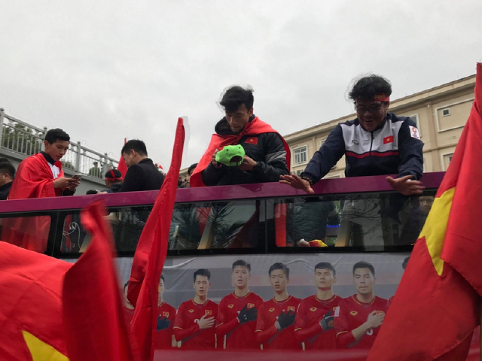 Xe chở U23 Việt Nam diễu hành giữa biển người xe cho u23 viet nam dieu hanh giua bien nguoi