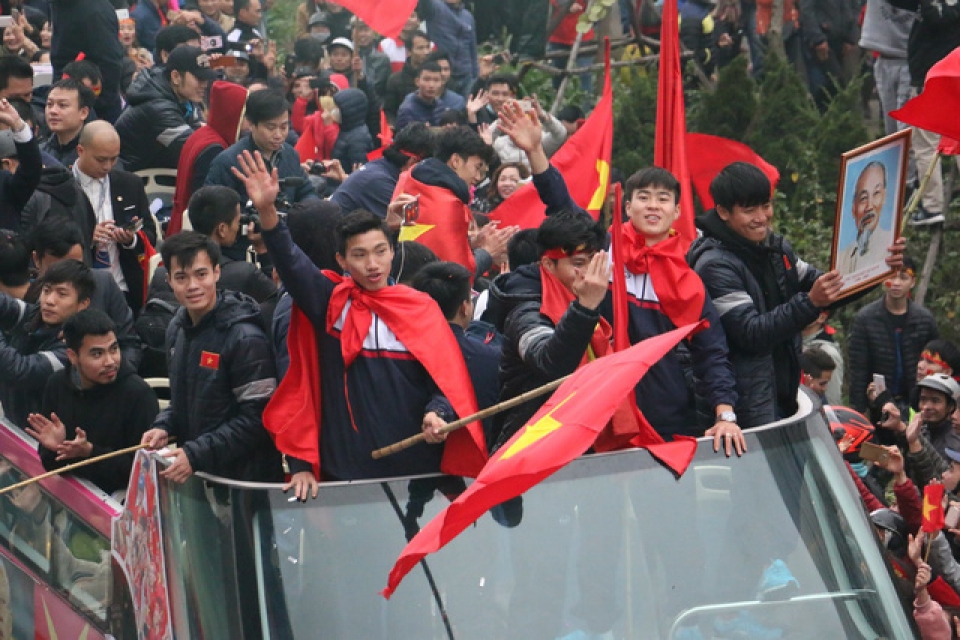 Xe chở U23 Việt Nam diễu hành giữa biển người xe cho u23 viet nam dieu hanh giua bien nguoi