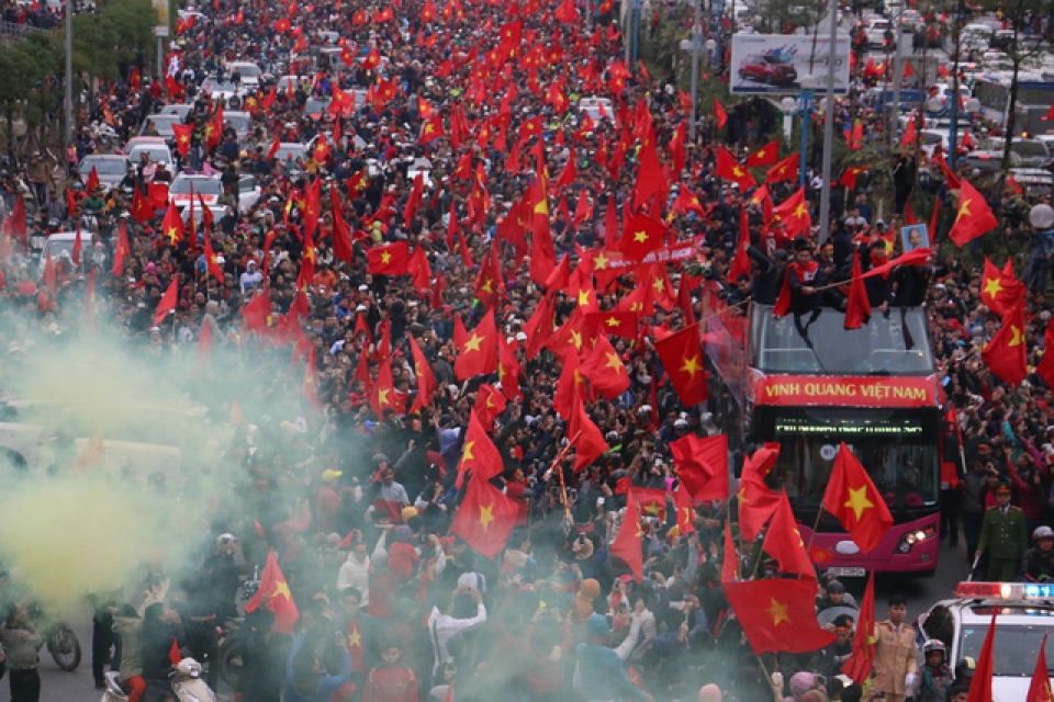 Xe chở U23 Việt Nam diễu hành giữa biển người xe cho u23 viet nam dieu hanh giua bien nguoi