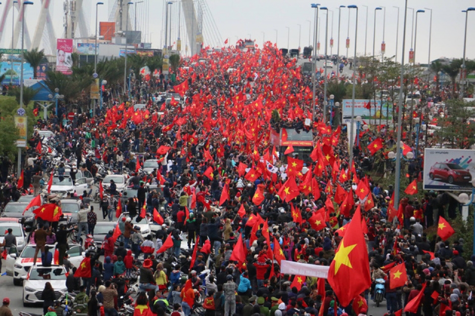 Xe chở U23 Việt Nam diễu hành giữa biển người xe cho u23 viet nam dieu hanh giua bien nguoi