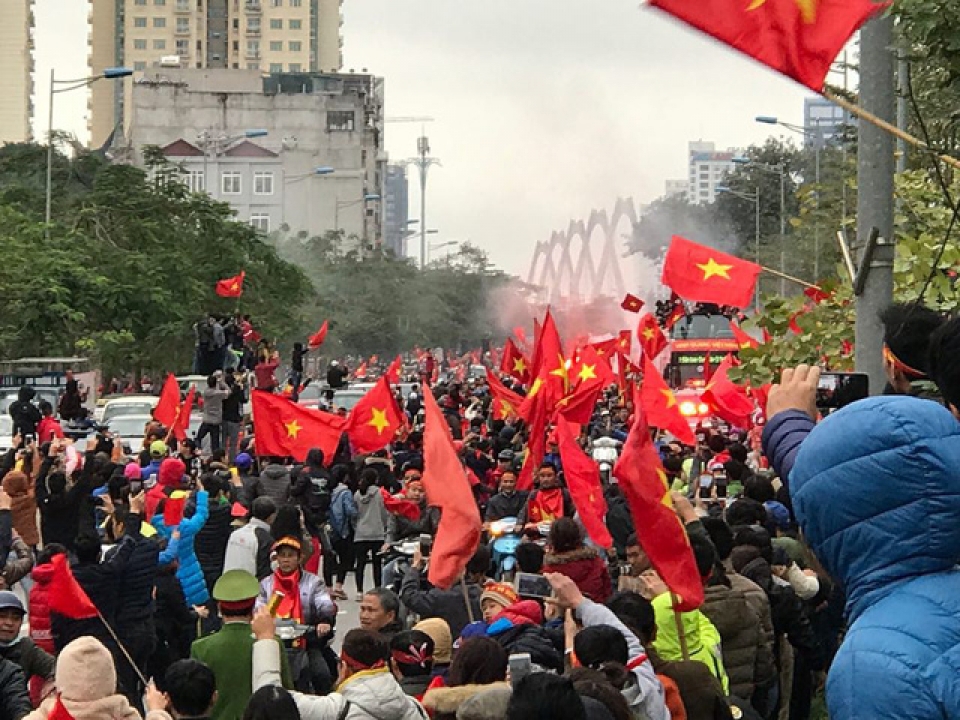 Xe chở U23 Việt Nam diễu hành giữa biển người xe cho u23 viet nam dieu hanh giua bien nguoi