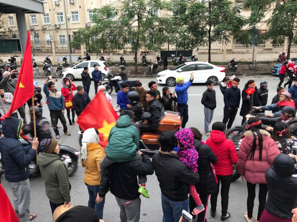 Xe chở U23 Việt Nam diễu hành giữa biển người xe cho u23 viet nam dieu hanh giua bien nguoi