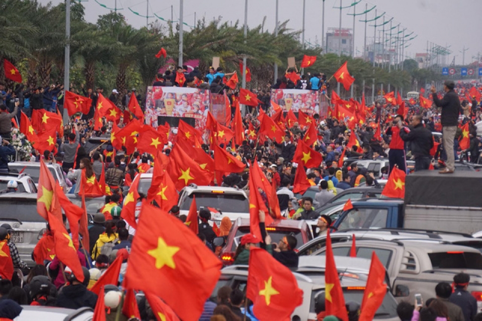 Xe chở U23 Việt Nam diễu hành giữa biển người xe cho u23 viet nam dieu hanh giua bien nguoi