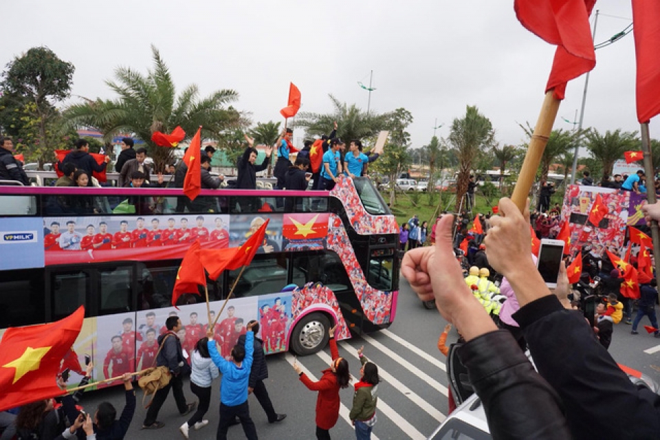 Xe chở U23 Việt Nam diễu hành giữa biển người xe cho u23 viet nam dieu hanh giua bien nguoi