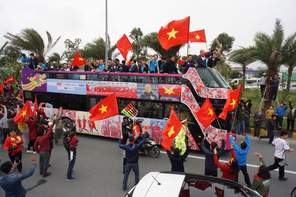 Xe chở U23 Việt Nam diễu hành giữa biển người xe cho u23 viet nam dieu hanh giua bien nguoi